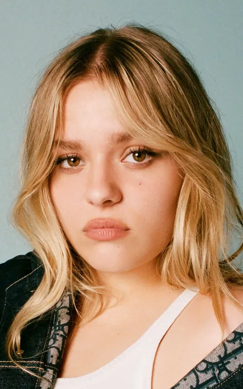 Maisy Stella