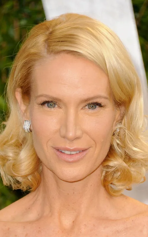 Kelly Lynch